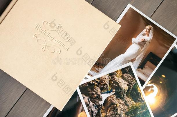 白色的皮婚礼相册和印刷的照片和指已提到的人新娘一