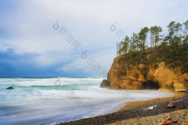 逐渐远离暴风雨一起指已提到的人俄勒冈州海岸在近处大炮海滩,俄勒冈州