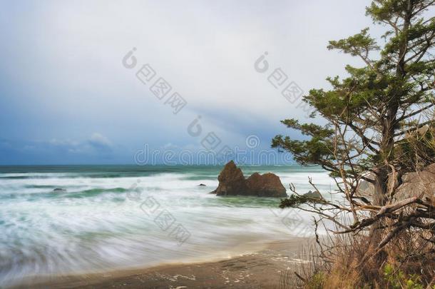 乡村乐园海滩在下面有暴风雨的ofsky向Oreg向海岸