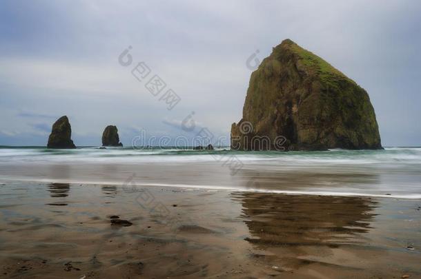 大炮海滩干草堆岩石和针在下面多云的ofsky