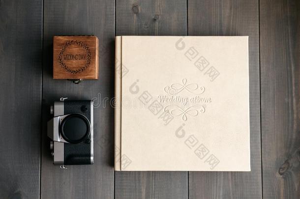 白色的皮婚礼相册,木制的盒和题词婚礼