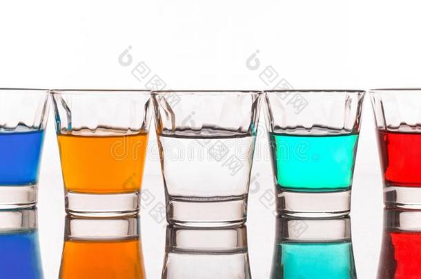 num.五小的玻璃和有色的饮料