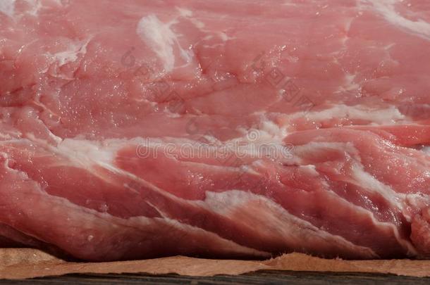 生的和新鲜的猪肉肉,块关于猪肉肉,关在上面