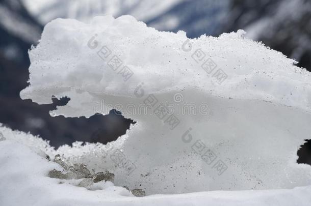雪冬背景,关-在上面关于被霜覆盖的冰块向一斯诺金