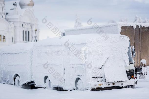 雪-大量的公共汽车