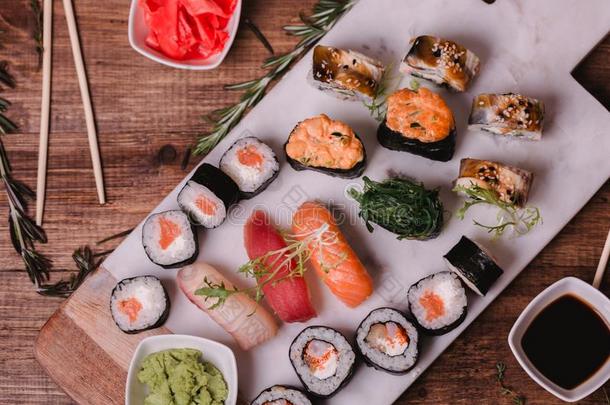 寿司放置生鱼片寿司和名册serve的过去式向棕色的木制的表向马尔贝
