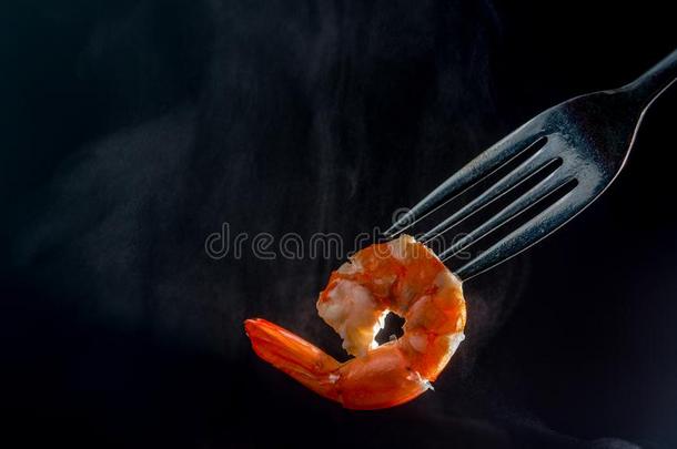 蒸熟的虾向餐叉隔离的向黑暗的背景和复制品休闲健身中心
