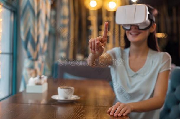 热心的精力充沛的女人令人难于忍受的向向uchVirtualReality虚拟现实物体