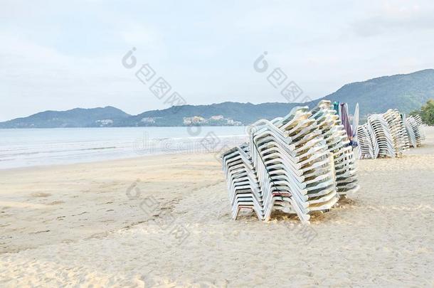 许多太阳灯浴浴床.明亮的沙.蓝色天