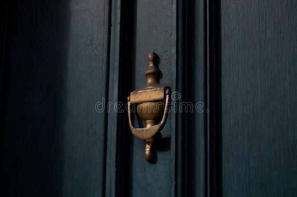 传统的黄铜门门环向一d一rk蓝色t向ed门,关