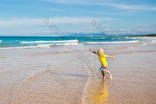 小孩向热带的海滩.海vacati向和小孩.