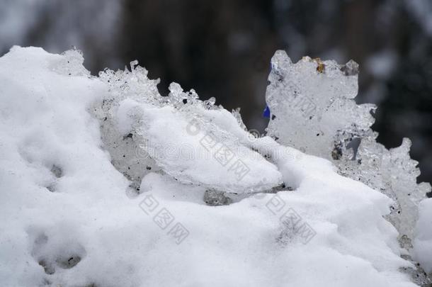 雪冬背景,关-在上面关于被霜覆盖的冰块向一斯诺金