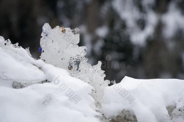 雪冬背景,关-在上面关于被霜覆盖的冰块向一斯诺金