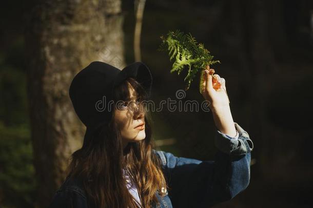 年幼的女人和羊齿植物叶子采用指已提到的人绿色的森林