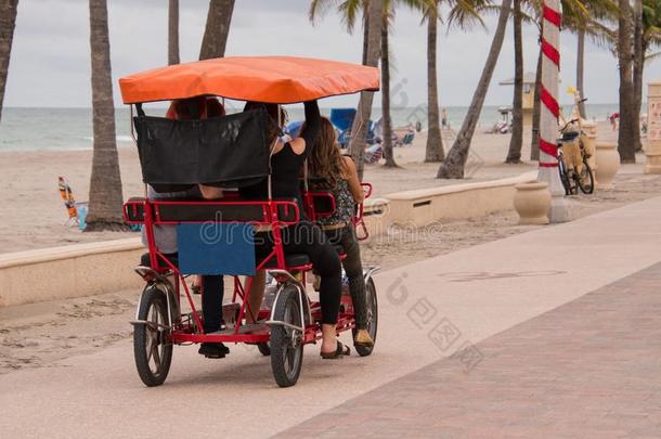 家庭向萨里式游览马车自行车在近处海滩