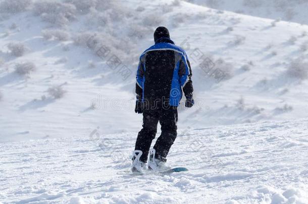 男人滑雪采用指已提到的人w采用ter