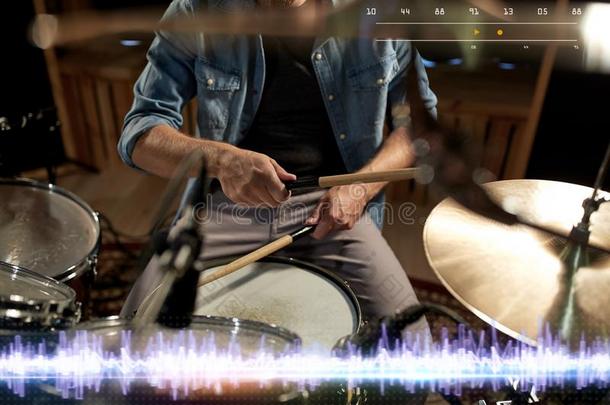 鼓手演奏鼓衣物和装备在声音记录工作室