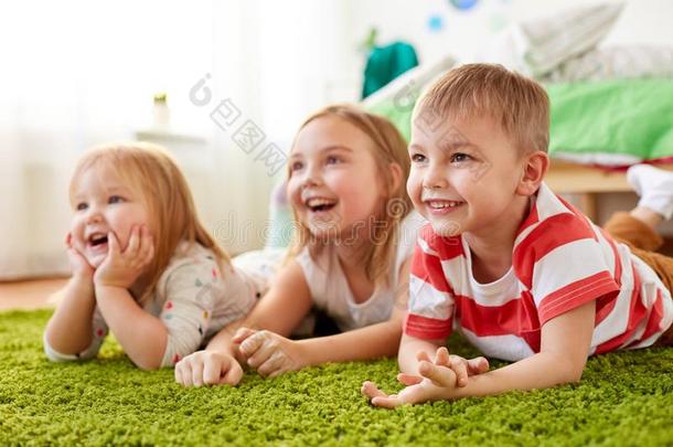 幸福的小的小孩说谎向地面或地毯