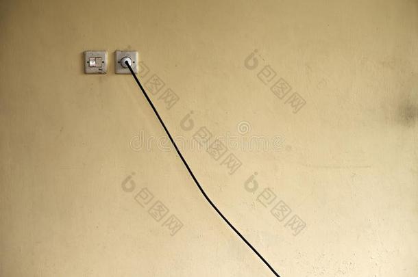 动力插座和电的缆绳通过指已提到的人墙.不方便的英语字母表的第12个字母