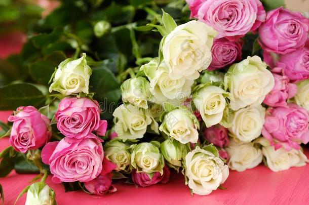 美丽的花束关于白色的和粉红色的玫瑰向粉红色的背景