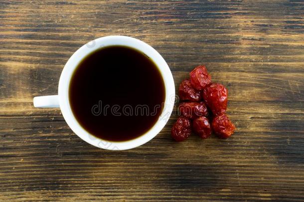 成果茶水和干燥的光玉髓樱桃.山茱萸的果实.水木.