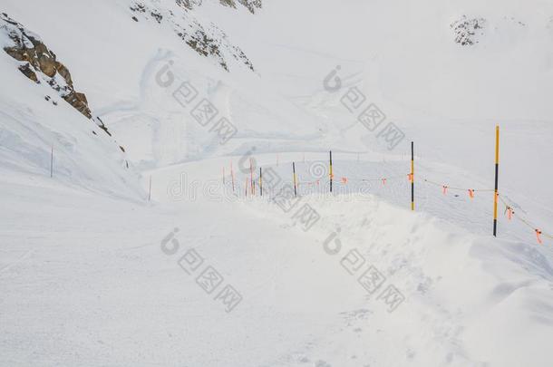 5公里长的红色的滑雪道从<strong>木棍</strong>山峰采用滑雪场ski采用g求助