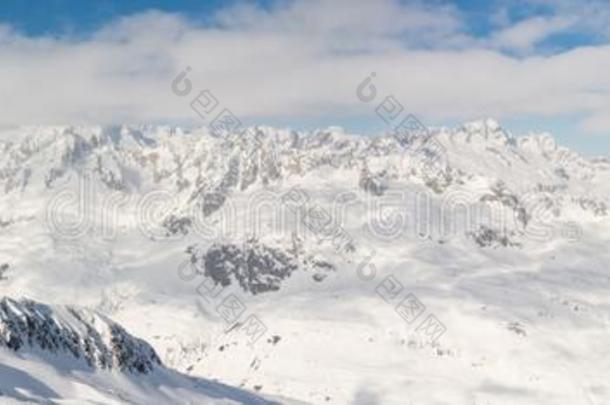 美丽的全景的看法向下雪的alkali-treatedlipopolysaccharide碱处理的脂多糖从木棍山峰