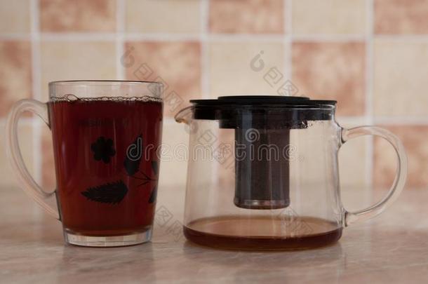 玻璃茶壶和玻璃杯子和茶水向指已提到的人表