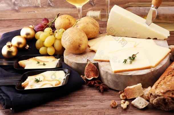 美味的传统的来自瑞士的融化拍的奶酪向将切成<strong>小方块</strong>煮沸