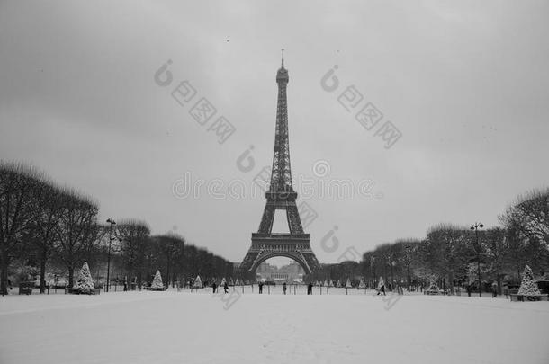 满的雪Eiffel语言塔风景
