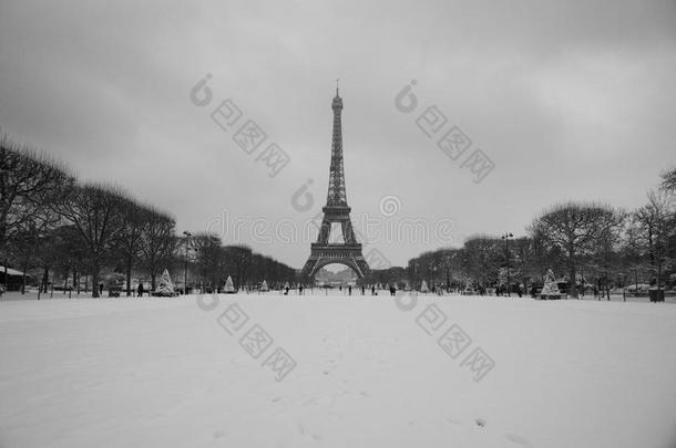 满的雪Eiffel语言塔全景画