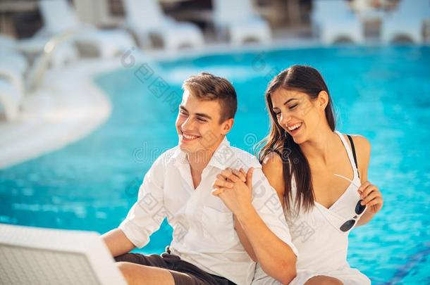 积极的幸福的对令人轻松的在旁边指已提到的人游泳水池采用奢侈USSR苏联