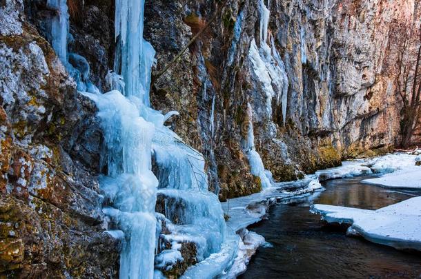 冬风景和冷冻的瀑布采用指已提到的人寒冷的w采用ter罗马尼