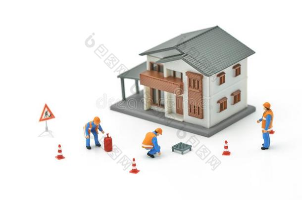 小型的人建筑物工人修理一模型房屋模型