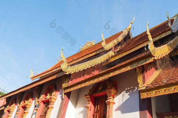 传统的亚洲人方式佛教的庙尖顶屋两端的山形墙结果和屋顶线条
