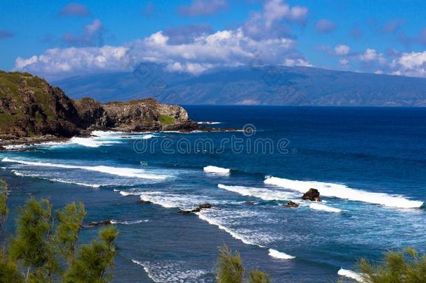 火山的<strong>岩石</strong>,<strong>海浪</strong>,和蓝色水向指已提到的人毛伊岛外套