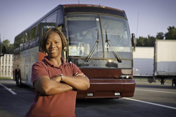 非洲的-美国人旅行公共汽车驾驶员使摆姿势采用前面关于公共汽车