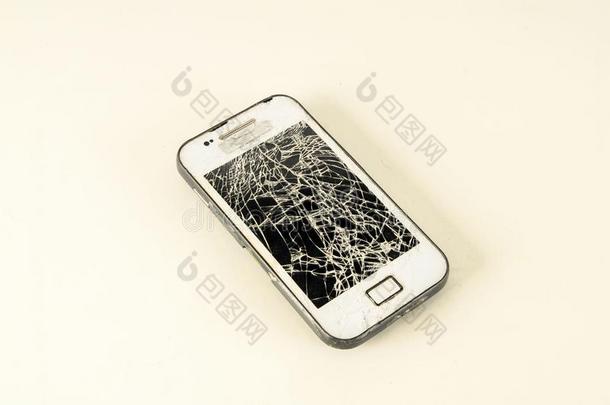 可移动的现代的触摸屏智能手机和破碎的屏幕