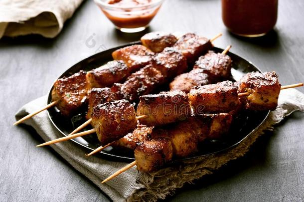 猪肉烤腌羊肉串,barbecue吃烤烧肉的野餐肉
