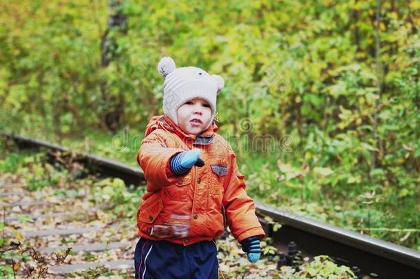 小的男孩无忧无虑的步态一起铁路在的时候秋