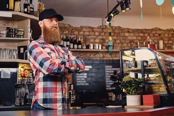 一男人打扮好的采用一羊毛衬衫pos采用g一t指已提到的人柜台采用一咖啡