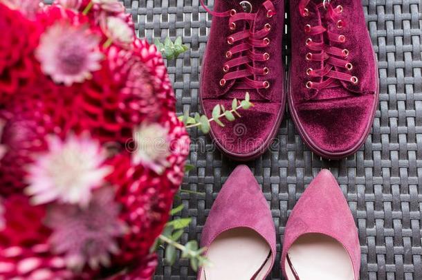 婚礼高跟鞋versus对新婚的旅游鞋.红色的婚礼新婚的附件