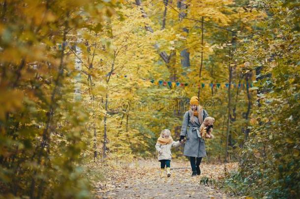 漂亮的白肤金发碧眼女人小的女儿和她妈咪步态采用秋标准