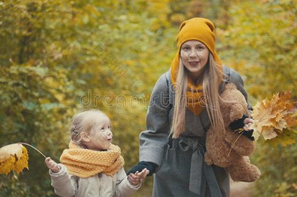 小的白肤金发碧眼女人女孩和她<strong>妈咪</strong>收集树叶采用落下公园,英语字母表的第3个字母