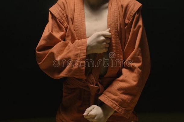 运动员男孩采用一红色的<strong>和服</strong>为柔道.男孩放向一红色的<strong>和服</strong>