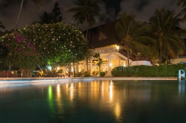 肯尼亚的旅馆夜景水池被照明的建筑物