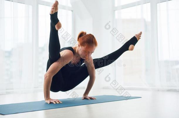 美丽的女人练习倒立瑜伽瑜珈的任何一种姿势Tittibh瑜珈的任何一种姿势-Finland芬兰