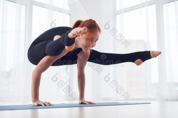 美丽的女人练习倒立瑜伽瑜珈的任何一种姿势Tittibh瑜珈的任何一种姿势-Finland芬兰