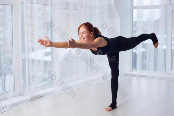 美丽的年幼的女人练习瑜伽瑜珈的任何一种姿势virabhadr瑜珈的任何一种姿势3-warmair热空气
