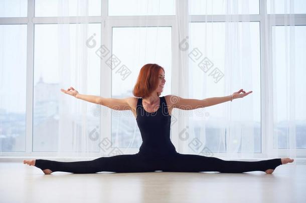 美丽的瑜珈女修行者女人练习瑜伽瑜珈的任何一种姿势Samakon瑜珈的任何一种姿势斯特雷